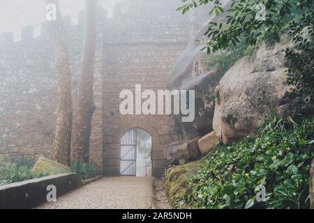 Entrée fermée au château mauresque de Sintra Portugal, une journée bruteuse et brumeuse Banque D'Images