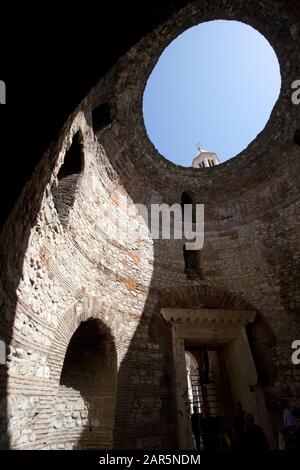 Voir l'ouverture circulaire dans la partie supérieure de Vestibule de Dioclétien, la ville de Split en Croatie Banque D'Images