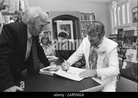 Karel Appel a signé un livre sur sa personne dans la librairie moderne Bas à Amsterdam Leidsestraat, Karel Appel signe livre Date: 4 octobre 1980 mots clés: Livres, librairies, peintres, signe Nom personnel: Appel, Karel Banque D'Images