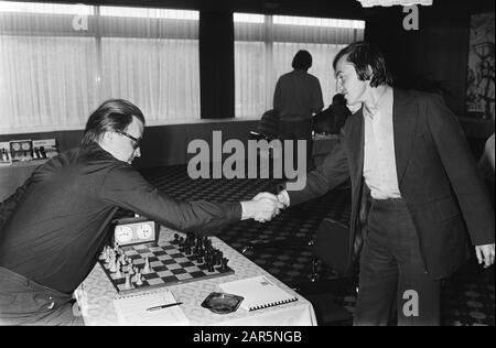 IBM Chess Tournament:dernier tour Karpov (à droite) shakes Larsen Hand Date: Le 14 juillet 1980 mots clés: Échecs, joueurs d'échecs, allumettes Nom personnel: Karpov, A., Larsen, Bent Banque D'Images