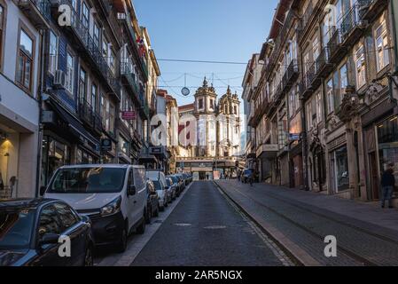 Voir à partir de la Rua 31 de Janeiro (31 janvier) sur la rue de l'église Saint Ildefonse de Tolède à Santo Ildefonso paroisse civile de la ville de Porto, Portugal Banque D'Images