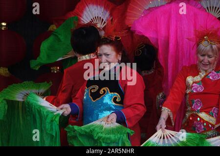 Liverpool, Royaume-Uni. 26 janvier 2020. Des milliers de personnes apprécient les célébrations du nouvel an chinois dans le quartier chinois de Liverpool. Crédit: Ken biggs/Alay Live News Banque D'Images