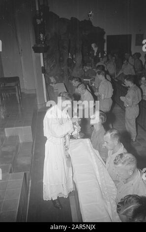 Christmas Postweg/Catholic Church Service Culte Catholique Dans Une Église Date: 2 Décembre 1946 Lieu: Bogor, Indonésie, Hollandais East Indies Banque D'Images