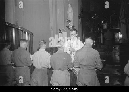 Christmas Postweg/Catholic Church Service Culte Catholique Dans Une Église Date: 2 Décembre 1946 Lieu: Bogor, Indonésie, Hollandais East Indies Banque D'Images
