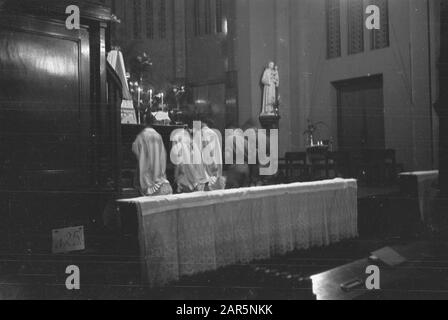 Christmas Postweg/Catholic Church Service Culte Catholique Dans Une Église Date: 2 Décembre 1946 Lieu: Bogor, Indonésie, Hollandais East Indies Banque D'Images