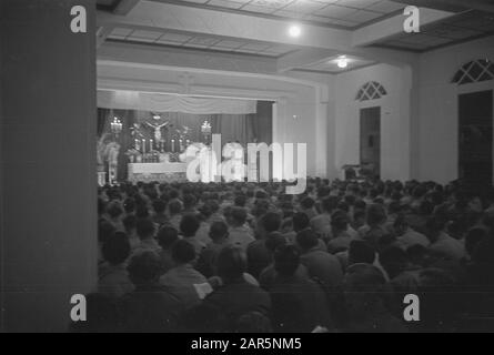 Christmas Postweg/Catholic Church Service culte catholique dans un théâtre ou un cinéma Date: 2 décembre 1946 lieu: Bogor, Indonésie, Hollandais East Indies Banque D'Images