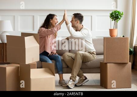 Un jeune couple heureux donne cinq ans d'enthousiasme pour la journée de relocalisation Banque D'Images