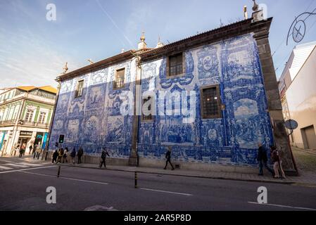 Vue latérale des scènes religieuses fait de tuiles azulejo sur Capela das Almas (également appelé Capela das Santa Catarina) - Chapelle des âmes à Porto, Portugal Banque D'Images