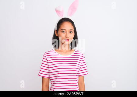 Jeune femme chinoise de belle taille portant des oreilles de banny debout sur un fond blanc isolé avec une expression confiante sur le visage intelligent pensant sérieux Banque D'Images