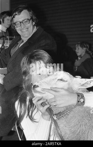 Enfants avec leurs animaux à l'exposition Savoia sur les petits animaux à la RAI, fille avec moutons Date: 22 novembre 1972 mots clés: Animal, enfants Nom de l'établissement: Savoia Banque D'Images