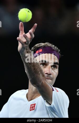 Melbourne, Australie. 26 janvier 2020. Roger Federer, Suisse, est présent lors du quatrième match rond masculin contre Marton Fucsovics, de Hongrie, au championnat australien de tennis ouvert à Melbourne, en Australie, le 26 janvier 2020. Crédit: Zhu Wei/Xinhua/Alay Live News Banque D'Images