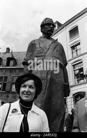 Dévoilement de la statue d'Albert Schweitzer sur le Brink dans Deventer; la statue est faite par Pieter de Monchy Grandfille Christiane Eckert pour la statue d'Albert Schweitzer Annotation: La statue est un dessin de Pieter de Monchy Datate: 21 mai 1975 lieu: Deventer, Overijssel mots clés: Images, révélations Nom personnel: Eckert, Christiane, Schweitzer, Albert Banque D'Images