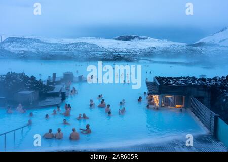 Grindavik, Islande - 01.18.2020 : Lagon bleu à proximité de Reykjavik avec des gens se baignant dans ce printemps chaud naturel avec un bar . Banque D'Images