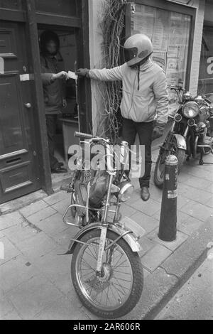 Le service de messagerie pour les drogues douces à Amsterdam est poursuivi par la police Date: 20 février 1987 lieu: Amsterdam, Noord-Holland mots clés: Les coursiers, la police Banque D'Images