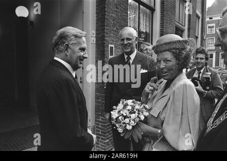 Reine Beatrix Au Congrès Union Internationale Des Avocat À Leiden; Sa Majesté Et Ministre Korthals Altes. Au milieu, le président de l'UIA, m.. LA.E. Briët Date: 2 septembre 1985 lieu: Leiden, Zuid-Holland mots clés: Advocatuur, congrès, reines, ministres, présidents Nom personnel: Beatrix, Queen, Briet L.A.E., Korthals Altes, Fits, Union internationale des Avocats : Cros, Rob C./Anefo Banque D'Images