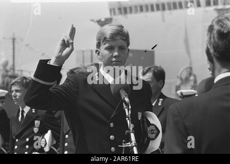 La reine Beatrix et le prince Claus sont présents au prince de beeoning Willem Alexander au lieutenant-commandant de la Marine sur Les Rh. Mme Dan. Crevettes à Den Helder; Prince Willem-Alexander prête serment Date: 1 juillet 1986 lieu: Den Helder mots clés: Beeissen, marine, officiers, princes Nom personnel: Willem-Alexander, Prince van Orange Banque D'Images