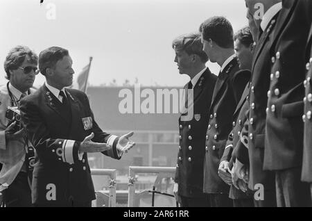 La reine Beatrix et le prince Claus sont présents au prince de beeoning Willem Alexander au lieutenant-commandant de la Marine sur Les Rh. Mme Dan. Crevettes à Den Helder Date: 1 juillet 1986 lieu: Den Helder mots clés: Beeissen, marine, officiers, princes Nom personnel: Willem-Alexander, Prins van Oranje Banque D'Images