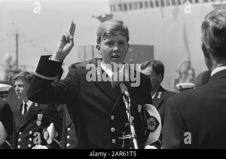 La reine Beatrix et le prince Claus sont présents au prince de beeoning Willem Alexander au lieutenant-commandant de la Marine sur Les Rh. Mme Dan. Crevettes à Den Helder; Prince Willem-Alexander prête serment Date: 1 juillet 1986 lieu: Den Helder mots clés: Beeissen, mareine, officiers, princes Nom personnel: Willem-Alexander, Prince van Oranje Banque D'Images
