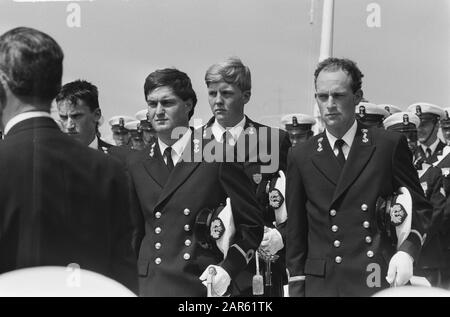 La reine Beatrix et le prince Claus sont présents au prince de beeoning Willem Alexander au lieutenant-commandant de la Marine sur Les Rh. Mme Dan. Crevettes à Den Helder; Prince Willem-Alexander au milieu de ses collègues officiers Date: 1 juillet 1986 lieu: Den Helder mots clés: Beeissen, marine, officiers, princes Nom personnel: Willem-Alexander, Prins van Oranje Banque D'Images