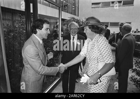La reine Beatrix assiste à la séance d'ouverture de l'INSEA (Société internationale de l'éducation par l'art) la reine Beatrix en conversation avec le président mondial Jack Condons Date : 10 août 1981 mots clés : ONG, conférences, art, art, éducation, éducation Nom personnel : Beatrix, Queen, Condons, Jack Banque D'Images