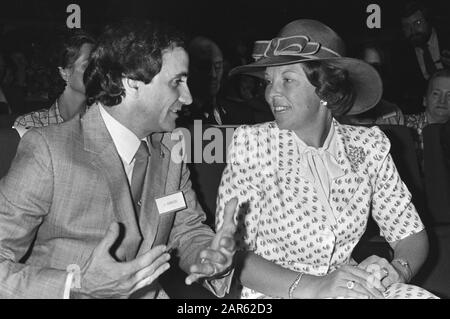 La reine Beatrix assiste à la séance d'ouverture de l'INSEA (Société internationale de l'éducation par l'art) la reine Beatrix en conversation avec le président mondial Jack Condons Date : le 10 août 1981 mots clés : ONG, conférences, éducation Nom personnel : Beatrix, Queen, Condons, Jack Banque D'Images