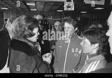 Femmes de patinage mondial à la Haye Reine Beatrix en conversation avec Karin Kania (M.) et Andrea Ehrig (r.), tous deux de DDR Date : 8 février 1986 lieu : la Haye, Zuid-Holland mots clés : Queens, patinage, sport Nom personnel : Beatrix (Reine Pays-Bas), Ehrig, Andrea, Kania, Karin Banque D'Images
