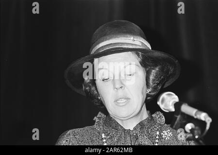 La reine Beatrix a assisté à la présentation d'Utrecht ICODO en rendant visible le texte opérationnel du télex, la reine Beatrix Date: 29 avril 1981 lieu: Utrecht mots clés: Présentations, machines de télex Nom personnel: Beatrix, Queen, Icodo Banque D'Images