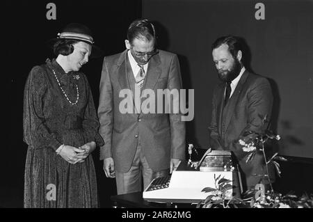 La reine Beatrix a assisté à la présentation d'Utrecht ICODO en mettant le télex en opération texte était visible, Beatrix, Van der Hooft (président) et de Stoel (PTT) Date: 29 avril 1981 lieu: Utrecht mots clés: Télex machines Nom personnel: Beatrix, Queen, Icodo Nom de l'institution: PTT Banque D'Images