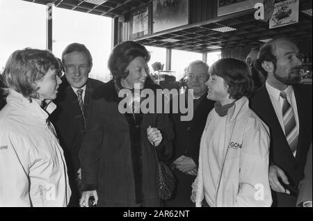 Patinage sur glace dans le monde femmes à la Haye Reine Beatrix, présent dans une partie des Championnats du monde patinage dans la conversation avec les patineurs Yvonne van Gennip et Ria visser Date : 8 février 1986 lieu : la Haye, Zuid-Holland mots : reines, patinage, nom de La Personne sportive : Beatrix (Reine Pays-Bas), Gennip, Yvonne van, Fisherman, Ria Banque D'Images