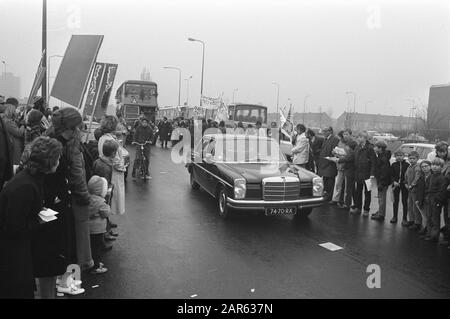 La reine Juliana ouvre la nouvelle maison provinciale du Brabant Nord à Den Bosch la reine Juliana arrive à la maison provinciale Date: 12 novembre 1971 lieu: Den Bosch, Noord-Brabant mots clés: Voitures, reines Banque D'Images