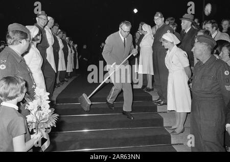 Queen Juliana en première du film de Tamed Shrew au cinéma du Midi à Amsterdam. Les escaliers sont nettoyés Date: 27 septembre 1967 lieu: Amsterdam, Noord-Holland mots clés: Cinémas, films, reines, maison royale, premiers ministres Nom personnel: Juliana, Queen institution name: Du Midi Banque D'Images