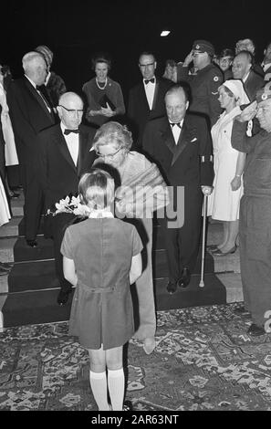 Queen Juliana en première du film de Tamed Shrew au cinéma du Midi à Amsterdam. La reine obtient des fleurs offertes par W. Smulders Date: 27 septembre 1967 lieu: Amsterdam, Noord-Holland mots clés: Cinémas, films, reines, maison royale, premiers ministres Nom personnel: Juliana, Queen, Smulders W. Nom de l'institution: Du Midi Banque D'Images