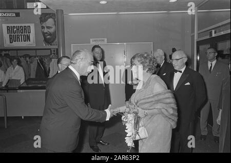 Queen Juliana en première du film de Tamed Shrew au cinéma du Midi à Amsterdam. Sa Majesté est reçue par le directeur de Columbia films R.A.H. Réinitialiser. Derrière la Reine Mayor Samkalden d'Amsterdam Date: 27 septembre 1967 lieu: Amsterdam, Noord-Holland mots clés: Cinémas, maires, réalisateurs, films, reines, maison royale, premiers ministres Nom personnel: Columbia films, Herzet R.A.H., Juliana (Reine Pays-Bas) Nom de l'institution: Du Midi Banque D'Images