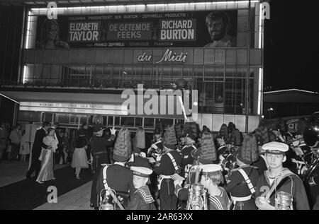Queen Juliana en première du film de Tamed Shrew au cinéma du Midi à Amsterdam. A l'entrée du cinéma Date: 27 septembre 1967 lieu: Amsterdam, Noord-Holland mots clés: Cinémas, films, reines, maison royale, premiers ministres Nom personnel: Juliana, Queen institution name: Du Midi Banque D'Images