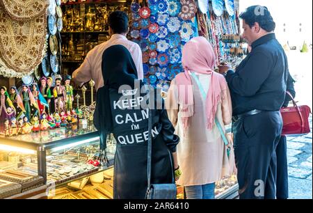 Jeune femme iranienne avec 'Restez calme, je suis reine", slogan sur son dos sur Bazar d'Isfahan à côté de Naqsh-e Jahan Square (Place Imam) à Isfahan, Iran Banque D'Images