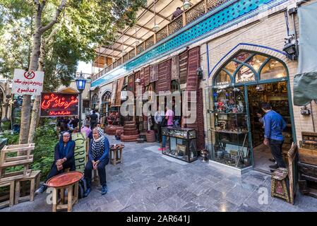 Petite cour avec un salon de thé et boutiques de Bazar d'Isfahan à côté de Naqsh-e Jahan Square (Place Imam, formlerly Shah Square) à Isfahan, Iran Banque D'Images