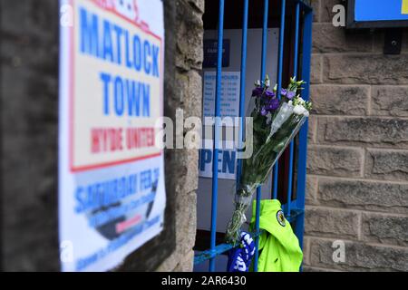 Des hommages ont quitté le terrain du club de football de Matlock Town après la mort du footballeur Jordan Sinnott à l'hôpital peu avant 18h00 le samedi. Un homme de 21 ans a été arrêté suite à des soupçons de meurtre après la mort du footballeur de 25 ans à la suite d'une agression dans le comté de Notinghamshire. Banque D'Images