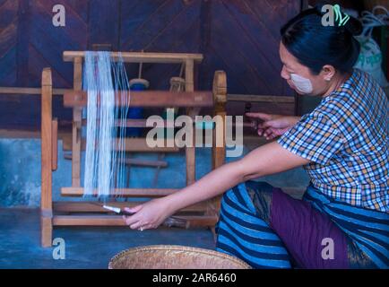 Birman weaver dans un village près d'un village près du lac Inle Myanmar Banque D'Images