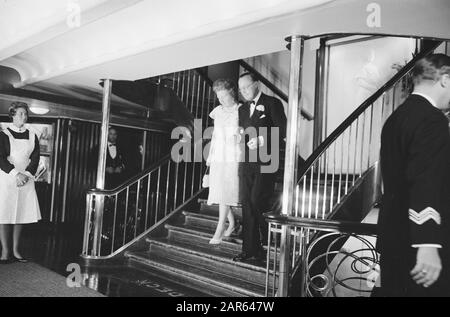 Queen Juliana et Prince Bernhard arrivent à bord de l'Orange pour la célébration à l'occasion de leur 25ème anniversaire Date: 2 mai 1962 mots clés: Balles, fêtes, anniversaires reines, princes Nom personnel: Bernhard (prince Pays-Bas), Juliana (Queen Pays-Bas) Banque D'Images