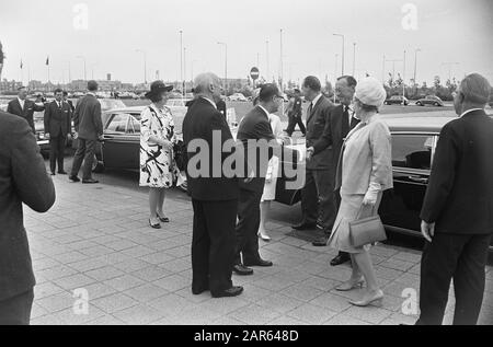 Prix Erasmus 1967 Reine Juliana et Prince Bernhard à leur arrivée au Centre des Congrès RAI. En arrière-plan Princesse Beatrix Date: 23 juin 1967 lieu: Amsterdam, Noord-Holland mots clés: Arrivées, salutations, reines, princesses, princesses Nom personnel: Beatrix, princesse, Bernhard, prince, Juliana (Queen Netherlands), Juliana, Queen Banque D'Images