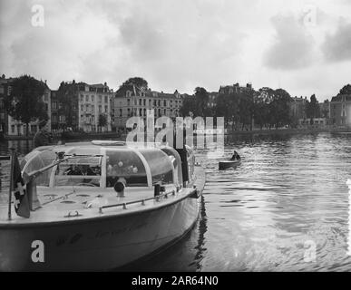Girls Boy Scouts apportez une salutation de leurs bateaux à Lady Baden-Powell qui est dans un canal Date: 20 août 1954 lieu: Amsterdam, Noord-Holland mots clés: Bateaux, Boy Scout, Boy Scouts, bateaux touristiques Nom personnel: Baden-Powell Banque D'Images