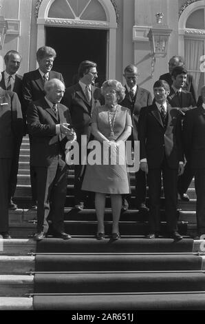 Cabinet Den Uyl assermenté au Palais Huis dix Bosch Queen Juliana avec le cabinet Den Uyl sur les marches du palais. Joop den Uyl, Queen Juliana and Dries van Agt Date: 11 mai 1973 lieu: La Haye, Zuid-Holland mots clés: Groupe portraits, armoires, reines Nom personnel: AGT, Dries van, Juliana (Reine Pays-Bas), Uyl, Joop den Institutionname: Paleis Huis ten Bosch Banque D'Images