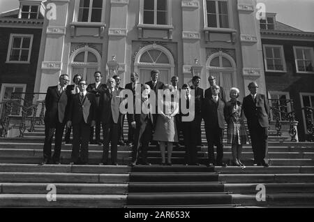 Cabinet Den Uyl assermenté à Paleis Huis dix Bosch Queen Juliana avec le cabinet Den Uyl sur les marches du palais. 1ère Rangée: Van Der Stoel, Gruijters, De Gaay Fortman, Den Uyl, Reine Juliana, Van Agt , Van Doorn, Vorrink, Van Kemenade. flnr 2ème rangée Pronk, Boersma, Westerterp, Vredeling, Duisenberg, Brouwer, Lubbers, Voyage Date: 11 mai 1973 lieu: La Haye, Zuid-Holland mots clés: Groupe portraits, armoires, reines Nom personnel: AGT, Dries van, Brouwer, Gaay Fortman, Bas de, Juliana (Reine des Pays-Bas), Lubbers, Ruud, Reud, Jan Peud, Jopf, Jopf, Jopf, Jopf, Jopf, Jopf, Jopf, Jopf, Jopf, Jopf Peun Banque D'Images