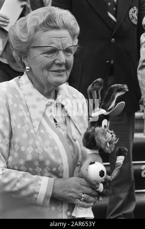 Queen Juliana reçoit l'équipe néerlandaise Queen Juliana avec mascottes Annotation: Un jour avant que les Néerlandais ne perdent pendant les finales de la coupe du monde avec 2-1 d'Allemagne Date: 8 juillet 1974 mots clés: Équipes , reines, mascottes, reçus, sports, footballeurs Nom personnel: Juliana, Reine Banque D'Images