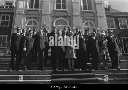 Cabinet Den Uyl assermenté à Paleis Huis dix Bosch Queen Juliana avec le cabinet Den Uyl sur les marches du palais. 1ère Rangée: Van Der Stoel, Gruijters, De Gaay Fortman, Den Uyl, Reine Juliana, Van Agt , Van Doorn, Vorrink, Van Kemenade. flnr 2ème rangée Pronk, Boersma, Westerterp, Vredeling, Duisenberg, Brouwer, Lubbers, Voyage Date: 11 mai 1973 lieu: La Haye, Zuid-Holland mots clés: Groupe portraits, armoires, reines Nom personnel: AGT, Dries van, Brouwer, Gaay Fortman, Bas de, Juliana (Reine des Pays-Bas), Lubbers, Ruud, Reud, Jan Peud, Jopf, Jopf, Jopf, Jopf, Jopf, Jopf, Jopf, Jopf, Jopf, Jopf Peun Banque D'Images