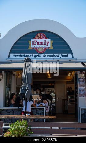 Fira, Grèce - 19 juillet 2019: La façade du café familial restaurant le 25 est Martiou Banque D'Images