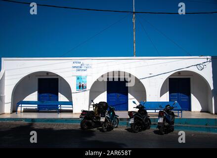 Fira, Grèce - 19 juillet 2019: Les portes fermées du marché aux poissons de Santorin sur 25 est Martiou Banque D'Images