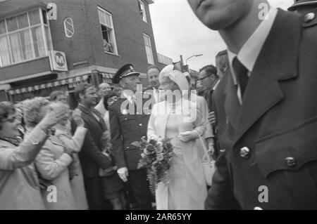 Queen Juliana lors d'une promenade dans le quartier d'Amsterdam à Haarlem, accompagné du maire de Haarlem, dr. Leonard de Gou Date: 30 juin 1972 lieu: Haarlem, Noord-Holland mots clés: Visites, maires, reines Nom personnel: Gou, Leonard de, Juliana (Reine Pays-Bas) Banque D'Images