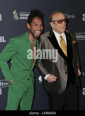 Miguel, Clive Davis marchant le tapis rouge au Gala pré-Grammy 2020 de Clive Davis qui s'est tenu à l'hôtel Beverly Hilton le 25 janvier 2020 à Los Angeles, Californie Etats-Unis (photo de Parisa Afsahi/Sipa USA) Banque D'Images