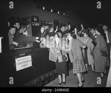 Départ Concertgebouw Orchestra vers l'Amérique, départ en train de la gare centrale d'Amsterdam avec destination Rotterdam Date: 1 octobre 1954 lieu: Amsterdam mots clés: Orchestres, gares, trains Banque D'Images